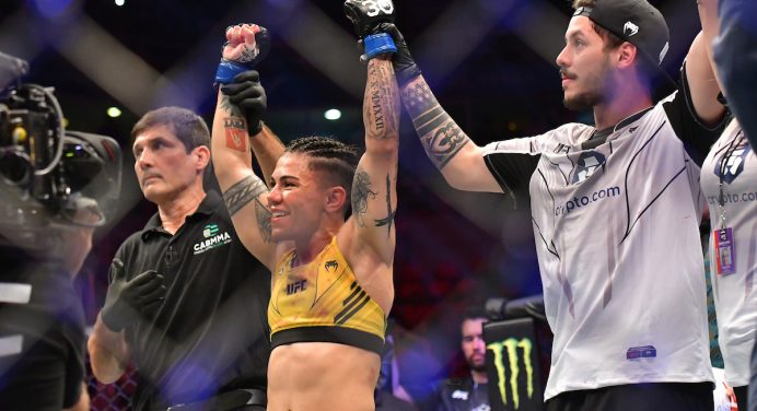 Jéssica Bate-Estaca exalta volta ao Brasil e explica ‘troca’ no comando técnico