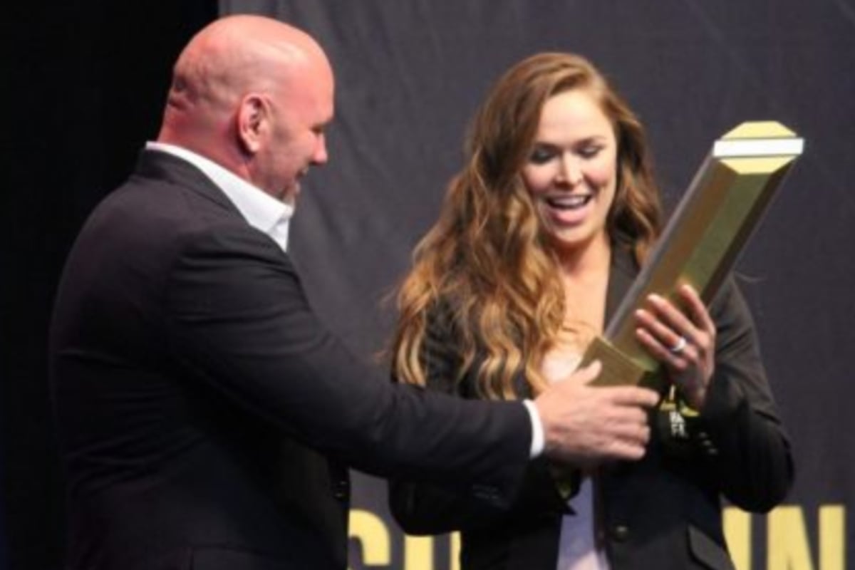 Ronda Rousey e Dana White em cerimônia do Hall da Fama do UFC.