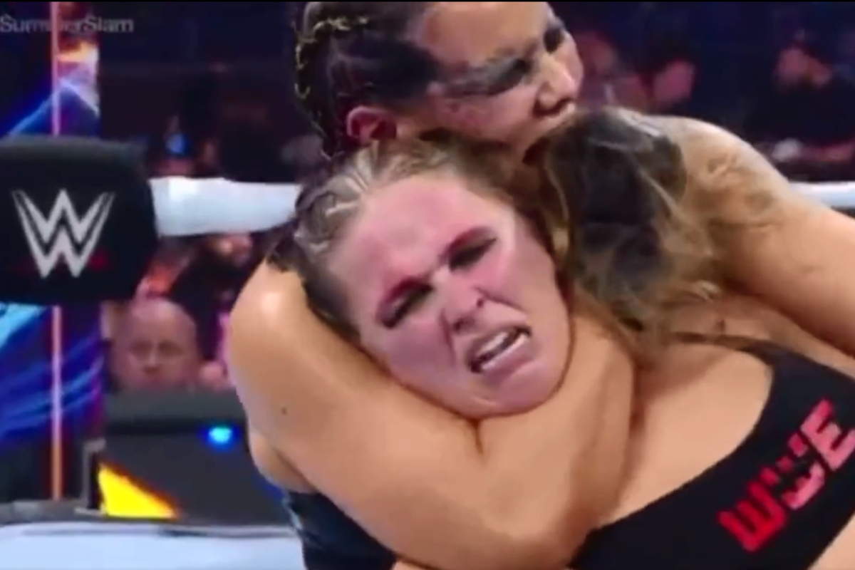 Ronda Rousey é finalizada por Shayna Baszler na WWE.