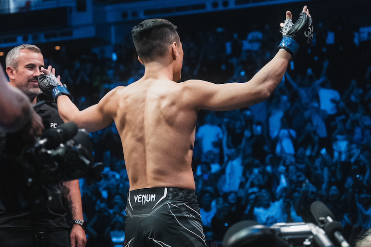 Chan Sung Jung saúda o público no UFC Singapura.