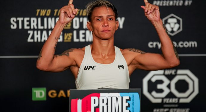 Amanda Lemos vence a balança e confirma chance de cinturão para o Brasil no UFC 292