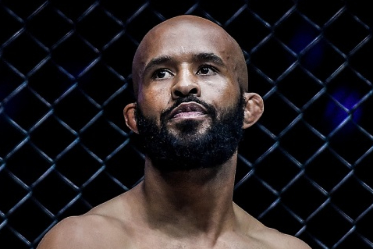 Demetrious Johnson possui cinturões do UFC e do ONE Championship