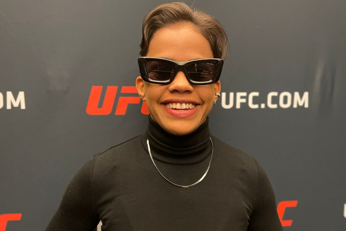 De óculos escuros e sorriso no rosto, Iasmin Lucindo posa para o media day do UFC Vegas 78