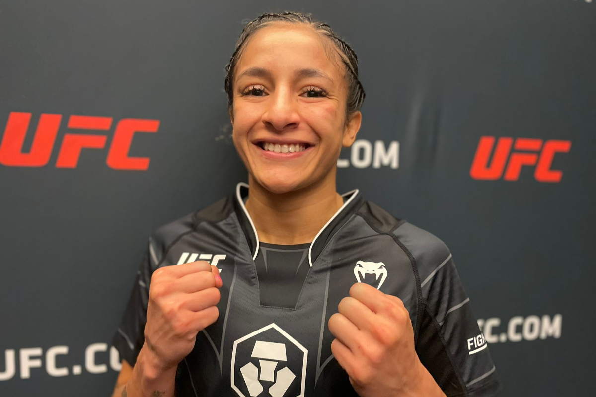 Jaqueline Amorim sorri após sua primeira vitória dentro do UFC.