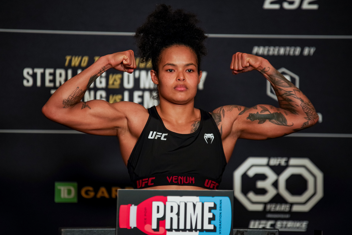 Karine Silva venceu a balança na pesagem do UFC 292