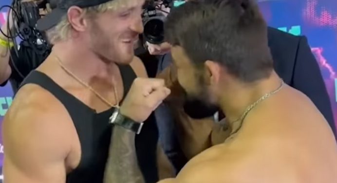 Logan Paul faz encarada com ex-UFC para promover possível luta de boxe; veja