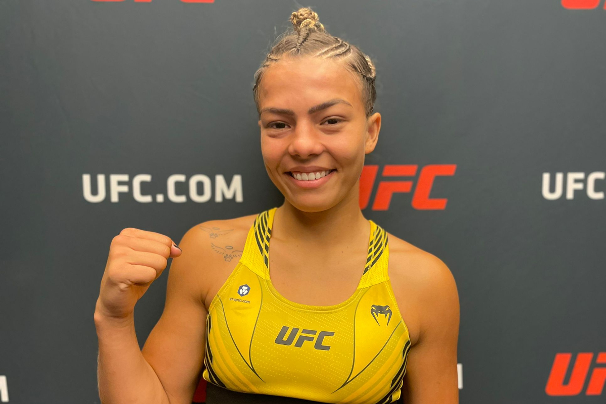 Com o punho erguido, Luana Santos comemora sua estreia com vitória no UFC