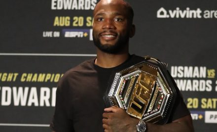 Leon Edwards posa com o cinturão dos meio-médios do UFC.