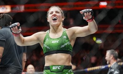 Lupita Godinez comemora a vitória sobre Elise Reed no Noche UFC.