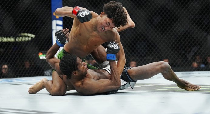 Prodígio de 18 anos nocauteia rival em menos de um minuto no Noche UFC