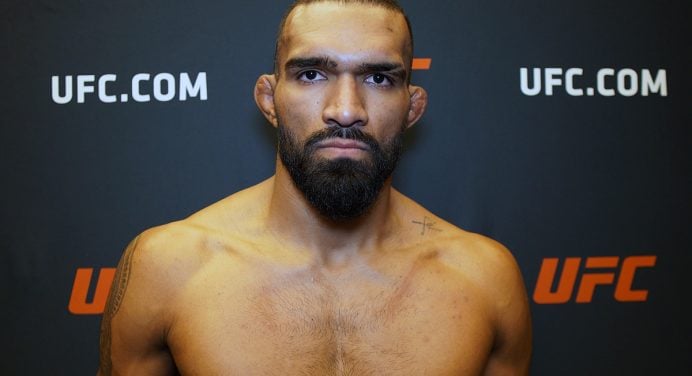 Derrotado na estreia, Brendson Ribeiro encara rival invicto no UFC Arábia Saudita