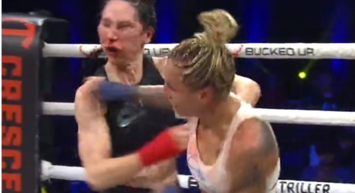 Atropelo! Lutadora arranca dente de rival durante luta de boxe sem luvas; veja