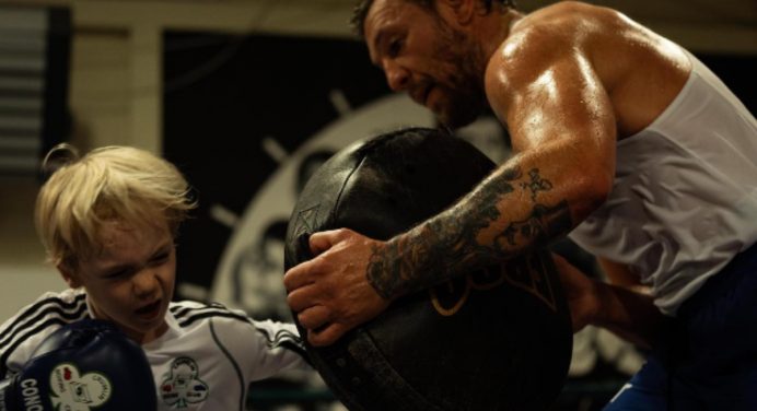 Futuro campeão? Conor McGregor registra treino de boxe com seu filho; veja