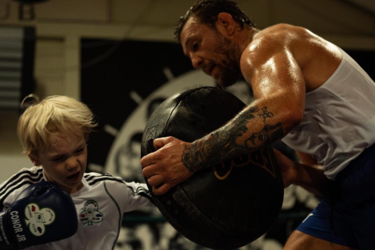 Conor McGregor segura manopla para seu filho mais velho socar no ringue