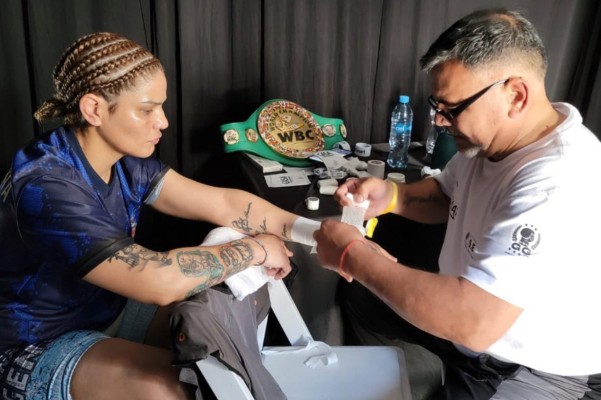 Diego Arrua ajuda sua esposa a se preparar para um duelo de boxe