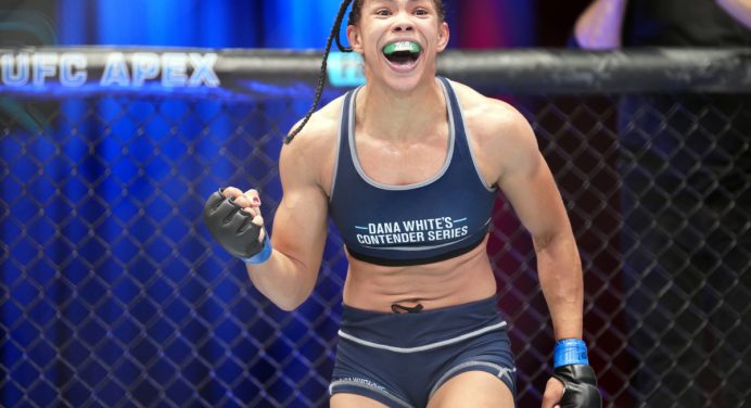 Parceira de Cris Cyborg, Dione Barbosa estreia no UFC em maio, no Rio de Janeiro