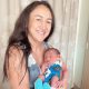 Carla Esparza posa com seu filho recém-nascido no colo
