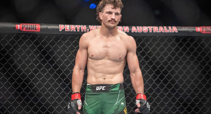 Imagem forte! Atleta da casa, australiano sofre grave lesão no cotovelo no UFC 293; veja