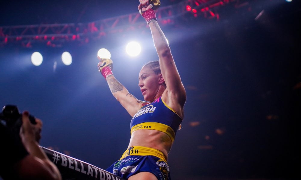 Cris Cyborg comemora vitória sobre Cat Zingano no Bellator 300.