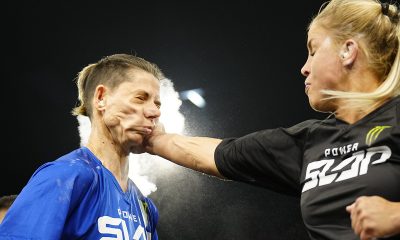 Francesca Sheena Szabo aplica forte tapa de direita em Christine Wolmarans durante o Power Slap 5