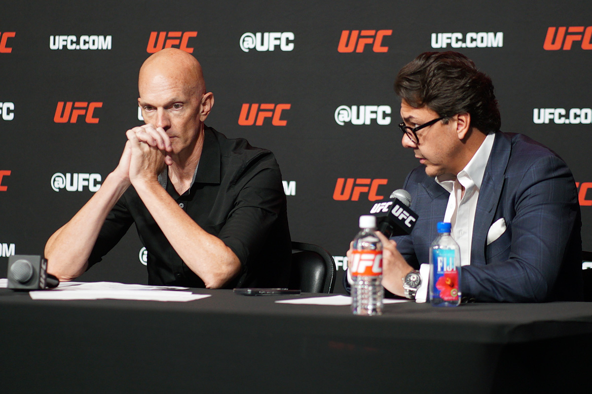 Jeff Novitzky e Hunter Campbell conversam com a imprensa na sede do UFC Apex