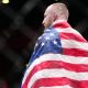 Joe Pyfer enrolado na bandeira dos EUA após vencer Abdul Razak Alhassan no UFC Vegas 80.