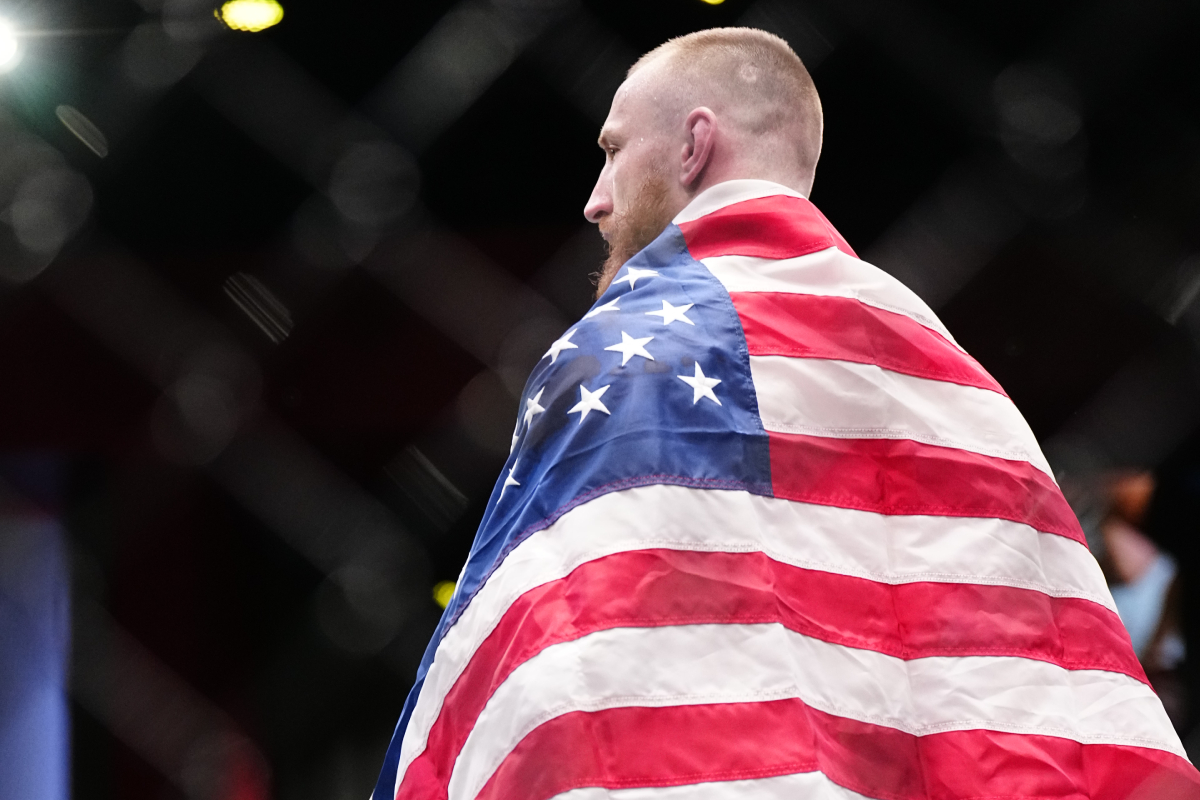 Joe Pyfer enrolado na bandeira dos EUA após vencer Abdul Razak Alhassan no UFC Vegas 80.