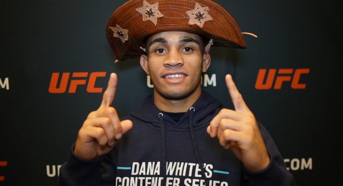 André Mascote celebra contratação no UFC com apenas um ano de MMA profissional