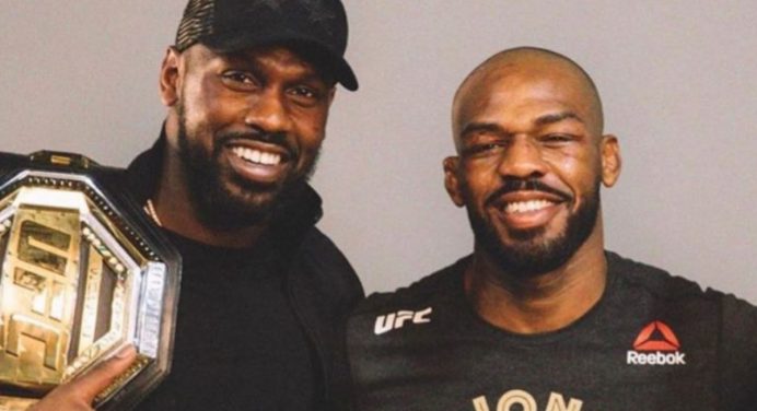 Vídeo mostra momento da prisão de irmão de Jon Jones, acusado de violência doméstica; veja