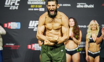 Chimaev tensiona os braços e grita na pesagem do UFC 294