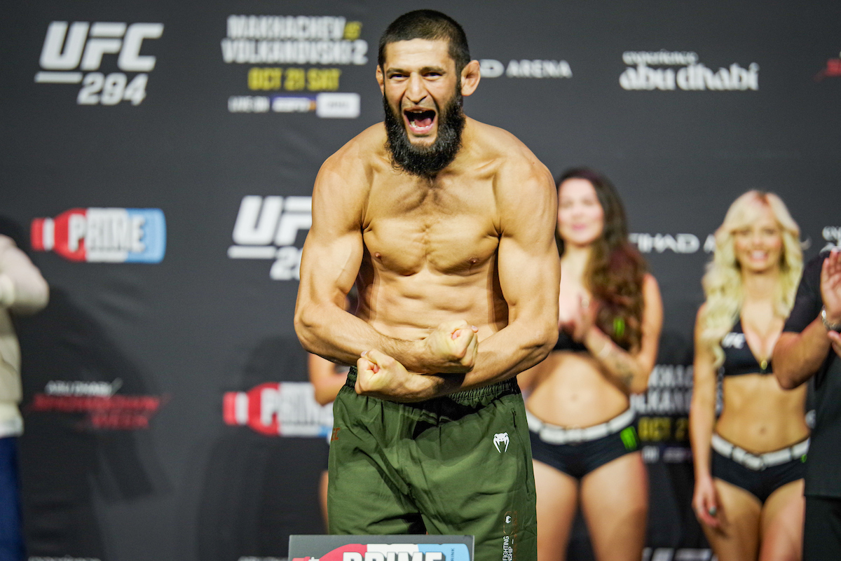 Chimaev tensiona os braços e grita na pesagem do UFC 294