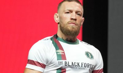 Conor McGregor sobe ao palco para participar de coletiva no UFC