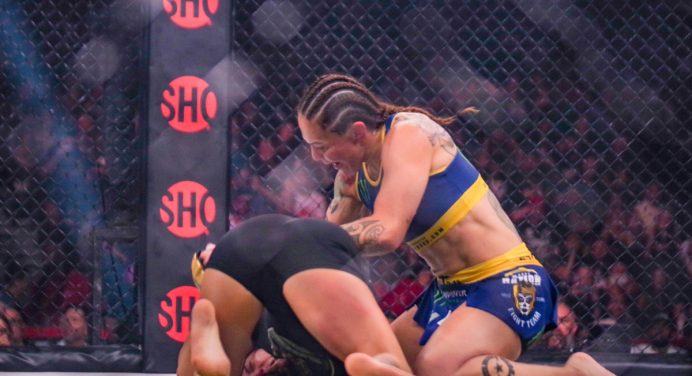 Cris Cyborg atropela Cat Zingano no Bellator 300 e mantém cinturão peso-pena