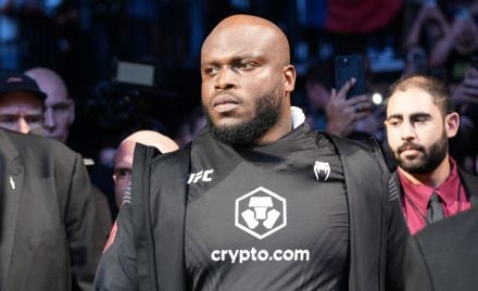 Derrick Lewis caminha para o octógono do UFC