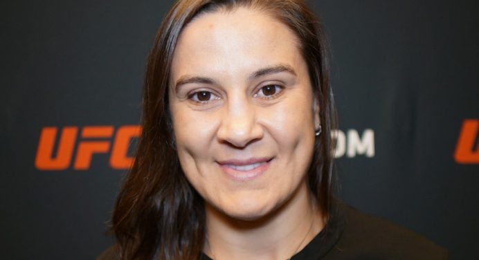 Brasileira ex-UFC disputa cinturão dos galos do Invicta FC em dezembro