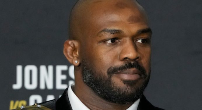 Jon Jones minimiza ameaça de Tom Aspinall e o compara a Johnny Walker no UFC