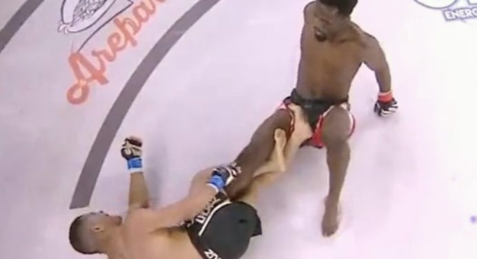 Inusitado! Lutador brasileiro finaliza a si mesmo durante combate; veja