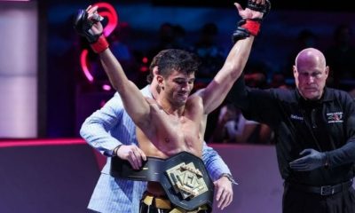 Luiz Rocha recebe o cinturão do Karate Combat