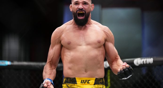 Impressionante! Michel Pereira nocauteia rival no 1º round em estreia nos médios do UFC