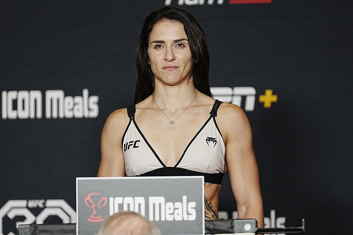 Norma Dumont posa para fotos após bater o peso para sua luta no UFC