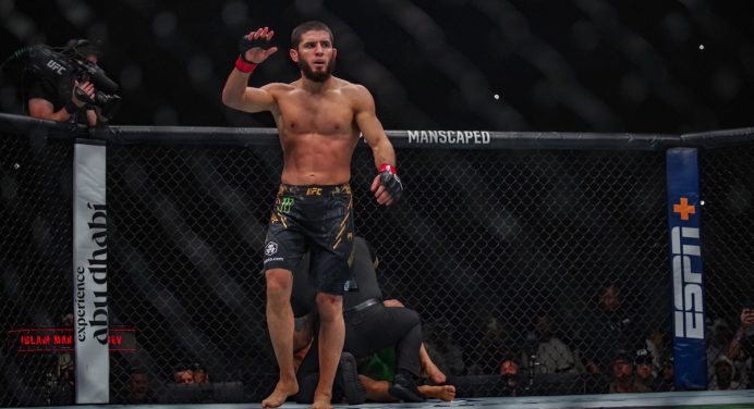 Makhachev fatura bônus de R$ 250 mil por ‘Performance da Noite’ do UFC 294