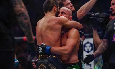 Makhachev e Volkanovski se abraçam após o UFC 294
