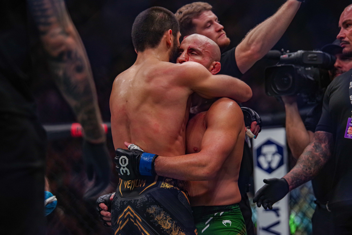 Makhachev e Volkanovski se abraçam após o UFC 294