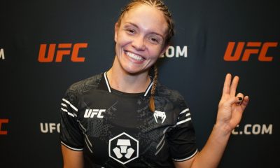Tainara sorri e posa para foto após vitórias no UFC Vegas 81