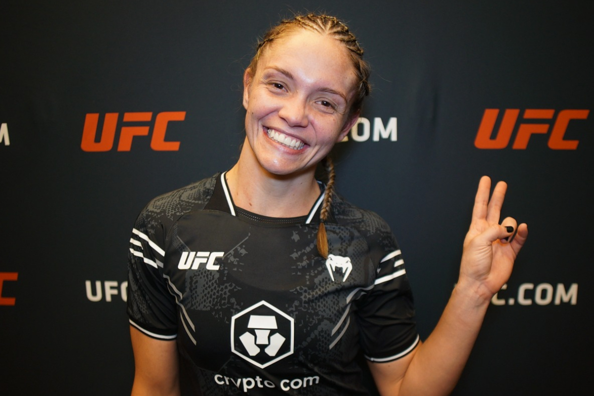 Tainara sorri e posa para foto após vitórias no UFC Vegas 81