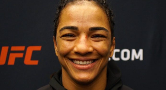 Viviane Araújo abre as portas para disputar grandes lutas no peso-palha do UFC