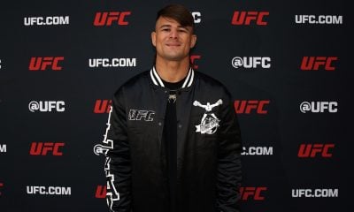 Diego Lopes posa para foto no media day do UFC 295.