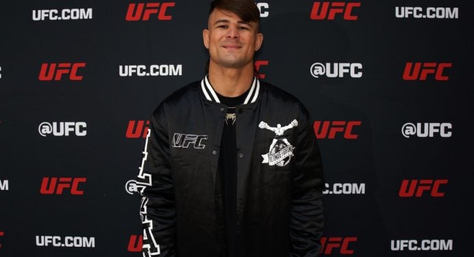 Diego Lopes convida sobrevivente de queimadura para pesagem cerimonial do UFC 295; veja