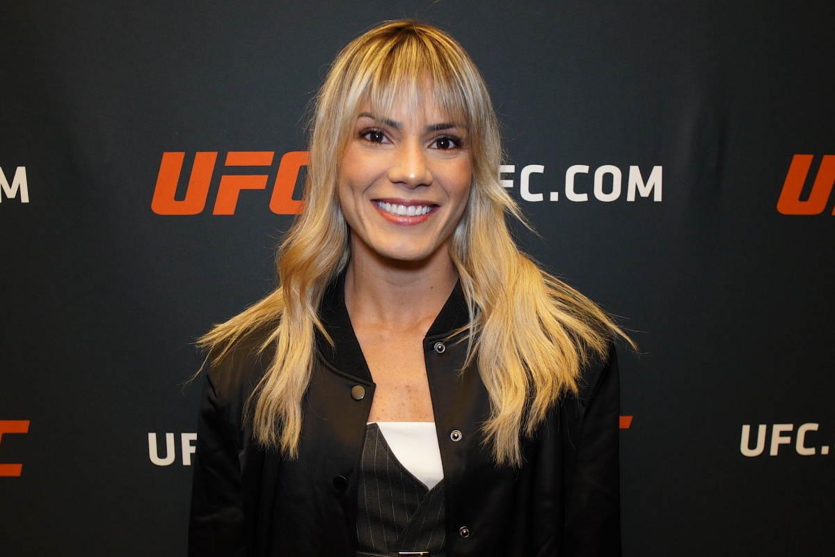 Luana Pinheiro sorri para foto no media day do UFC Vegas 82.