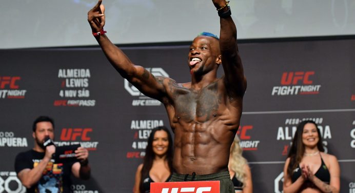 Lutador do UFC rebate a torcida brasileira com gesto obsceno